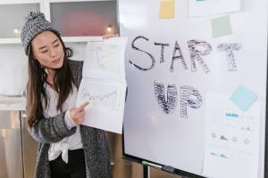 Empreendedora fazendo um pitch para investidores de startups