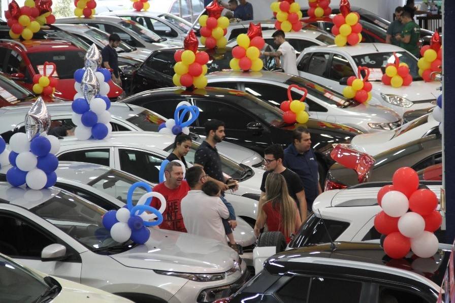 Crédito caro reduz ritmo de alta dos preços de carros usados, aponta índice do BV