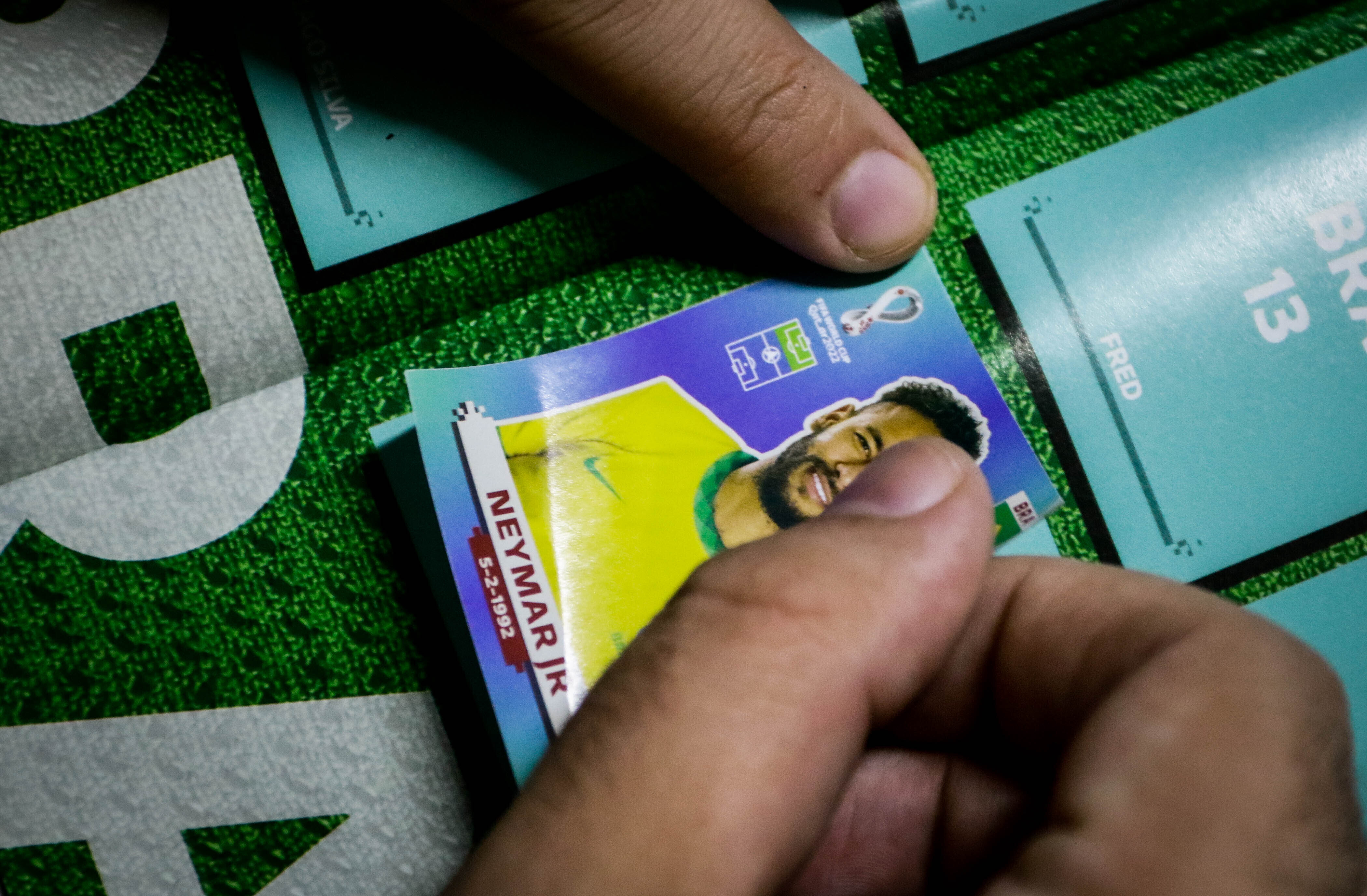 Panini “erra” 5 nomes no álbum e tem menor índice de acerto com o Brasil em 40 anos