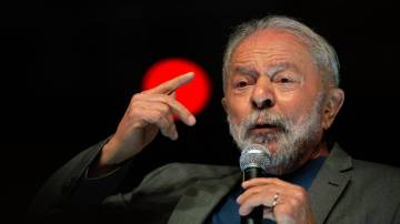 Lula segura microfone e discursa em evento