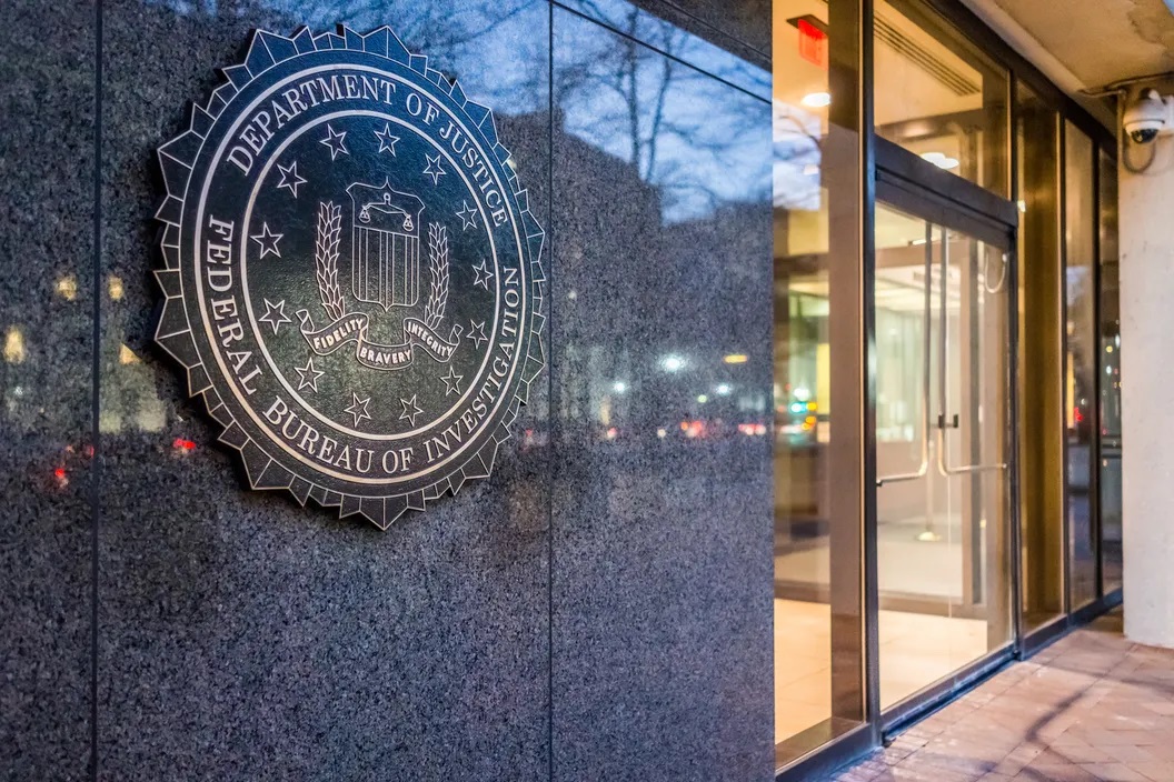 FBI pede que plataformas DeFi aumentem medidas de segurança e alerta contra vulnerabilidades