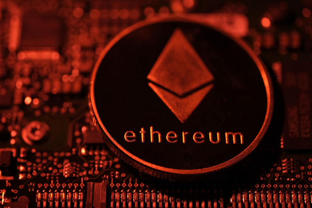 Baleia de Ethereum aposta em queda de 70% até junho e gera temor no mercado - InfoMoney