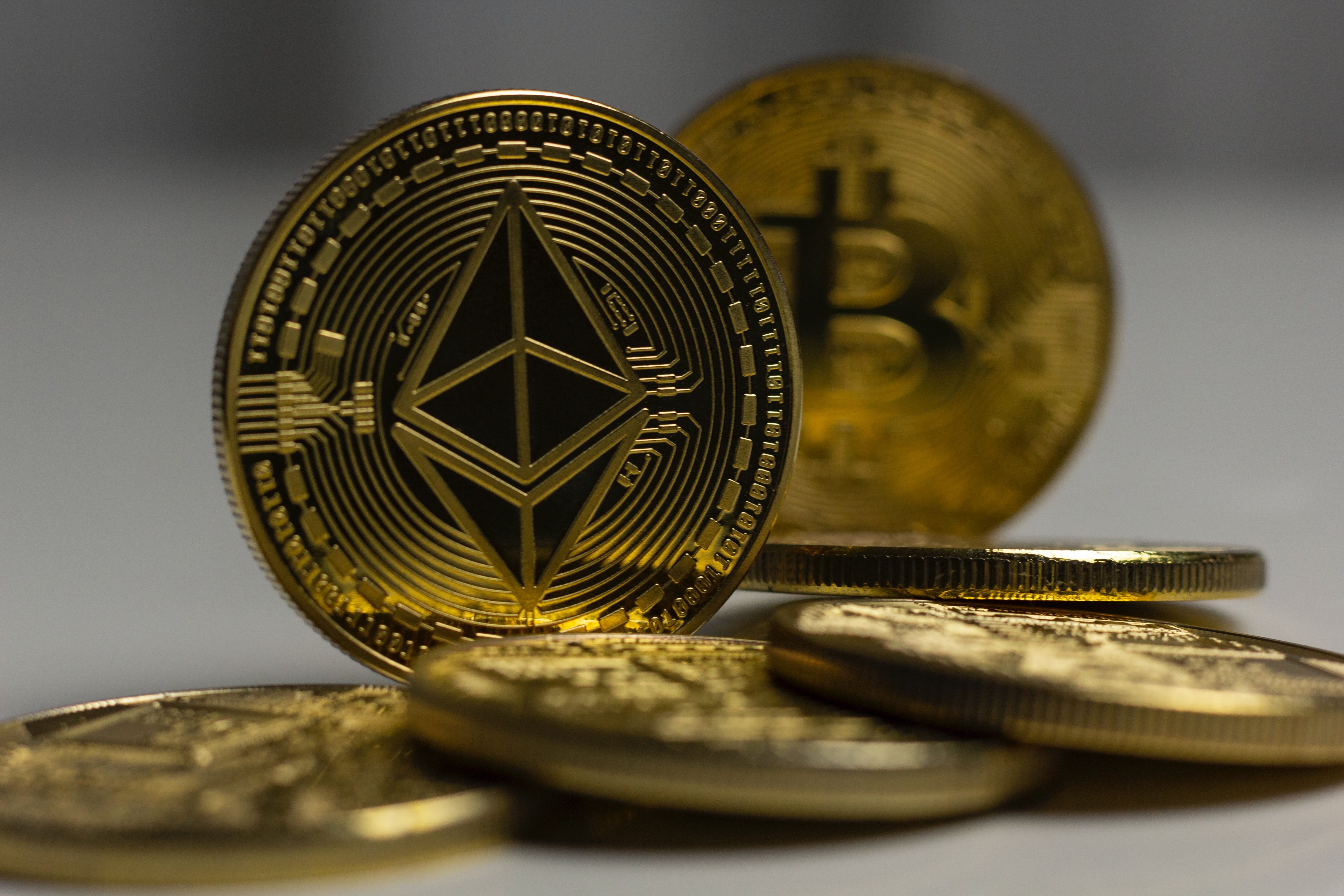 Bitcoin e Ethereum resistem em meio a recuo no mercado futuro de Nova York; cripto desconhecida dispara 30%