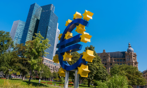 Fachada do Banco Central Europeu, com um símbolo de euro cercado por estrelas