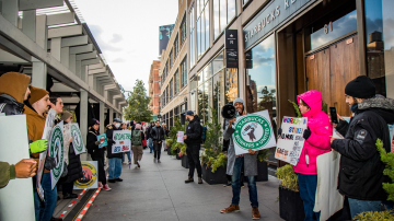 Funcionários do Starbucks em greve por melhores salários e benefícios