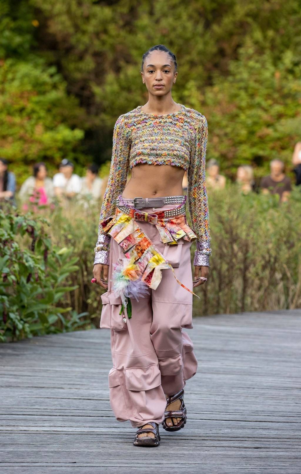 Melissa durante desfila da Collina Strada na Semana de Moda de Nova York