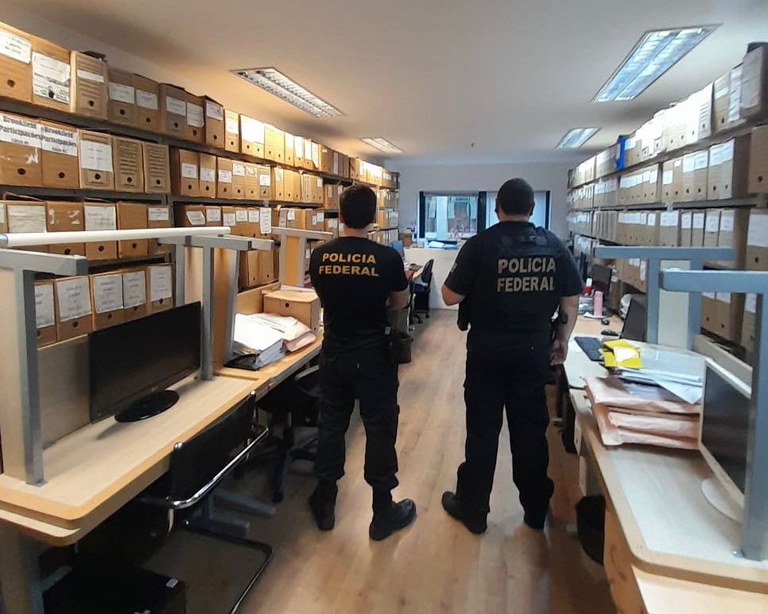 Policiais federais na sede da FGV, durante a deflagração da Operação Sofisma (Divulgação)