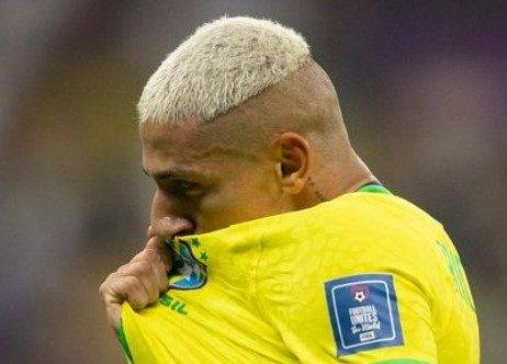 Richarlison acusa Flávio Bolsonaro de tomar posse de ilha no RJ e pede investigação