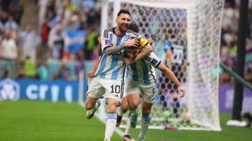 Messi e Álvarez comemoram gol da Argentina na semifinal da Copa do Mundo 2022 (Reprodução/AFA)