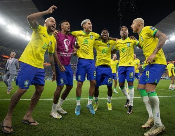 Jogadores da seleção brasileira comemoram classificação para as quartas de final da Copa do Mundo 2022