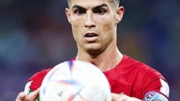 Cristiano Ronaldo pega a bola durante jogo de Portugal contra Gana na Copa do Mundo 2022