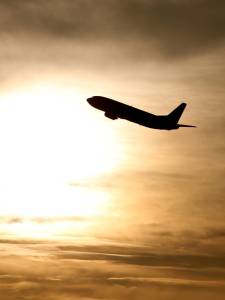 Avião é visto durante o nascer do sol próximo ao aeroporto internacional de Munique