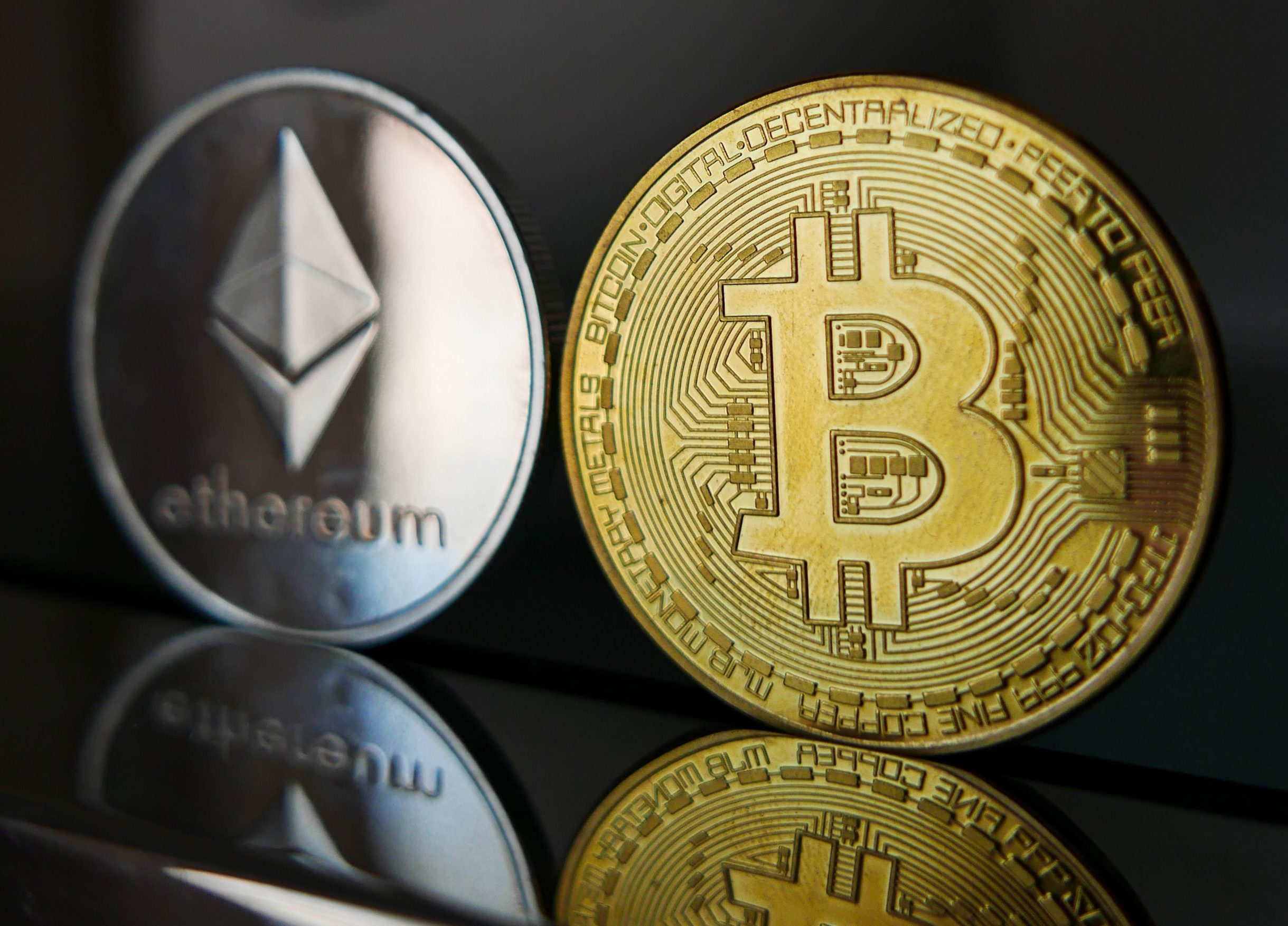 Bitcoin e Ethereum operam em leve queda junto com Wall Street