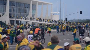 Apoiadores do ex-presidente Jair Bolsonaro durante a invasão ao Palácio do Planalto (Foto: LUCAS NEVES/ENQUADRAR/ESTADÃO CONTEÚDO)