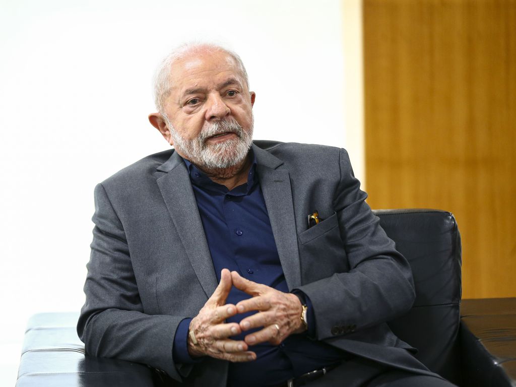 Lula confirma que salário mínimo vai subir para R$ 1.320 em maio - InfoMoney