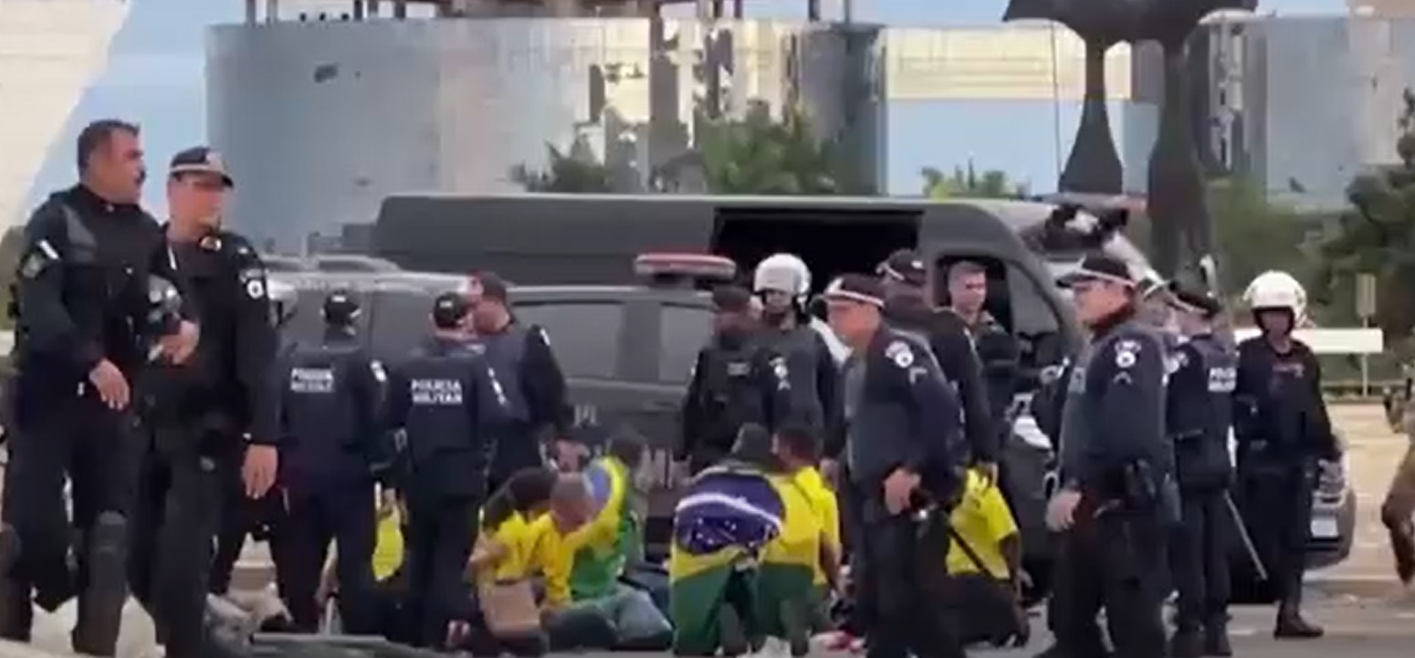 Polícia algema bolsonaristas golpistas após invasão ao Congresso, STF e Planalto