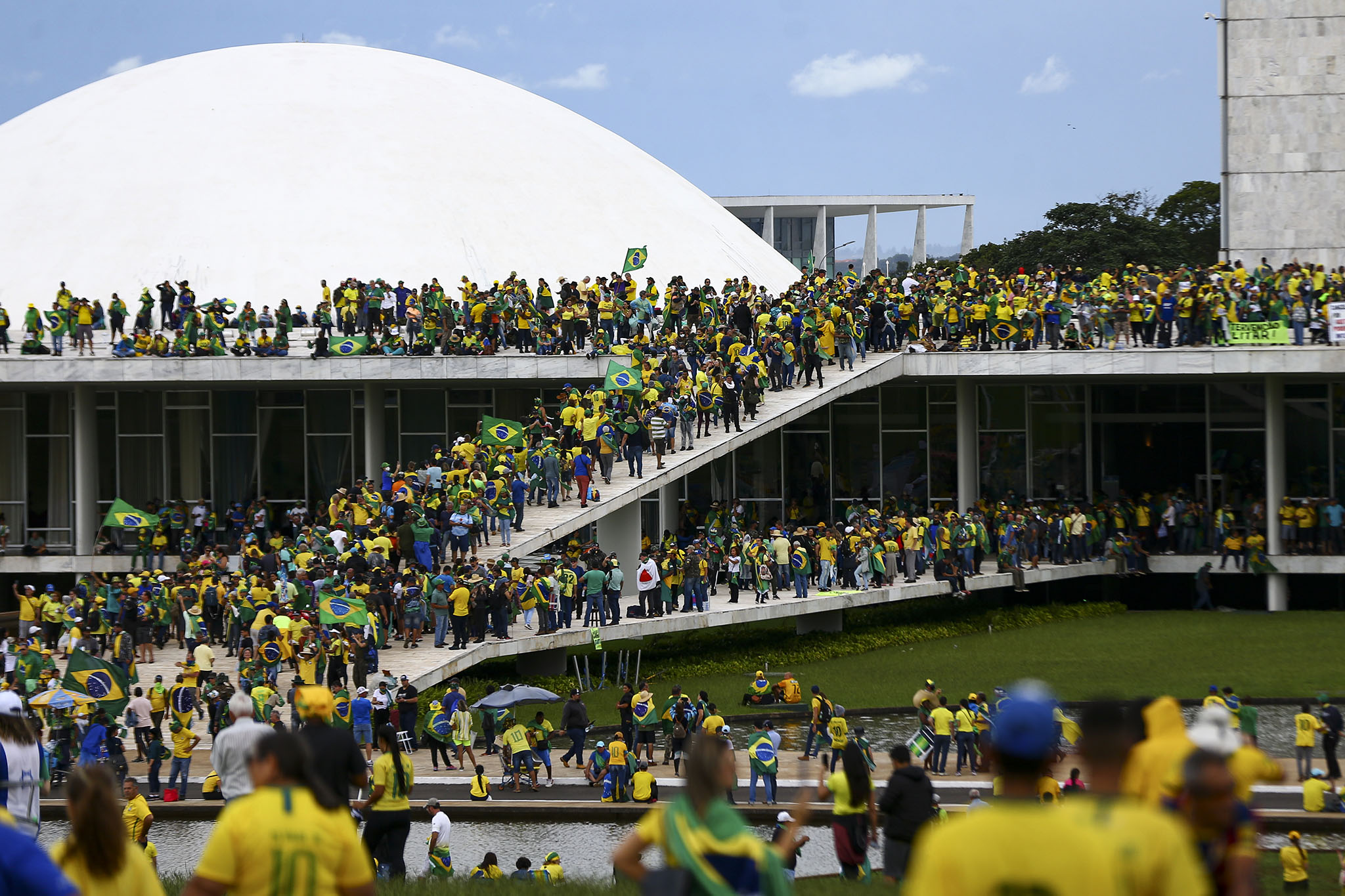 Bolsonaristas radicais invadem Congresso, STF e Palácio do Planalto; Lula decreta intervenção no DF - InfoMoney