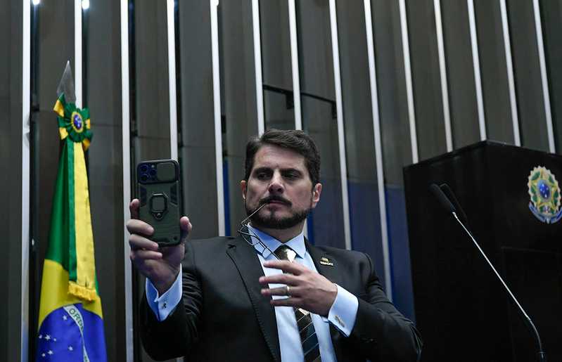 Senador Marcos do Val diz que Bolsonaro tentou coagi-lo a dar um golpe e diz que renunciará ao mandato - InfoMoney