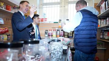 Jeremy Hunt, ministro das Finanças do Reino Unido, e Rishi Sunak, primeiro-ministro britânico, visitam mercado em Accrington, no noroeste da Inglaterra (Christopher Furlong/Getty Images)