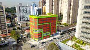 Nas cores verde e laranja, os prédios da GoodStorage destoam do padrão da maior metrópole do hemisfério Sul.
