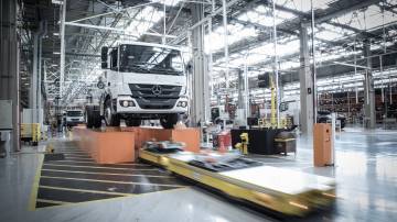 Caminhão da MercedeS Benz em linha de produção na fábrica brasileira