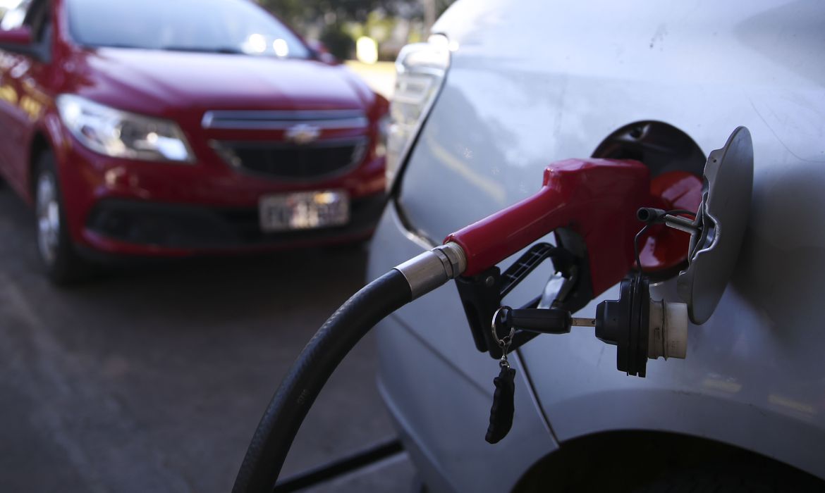 Governo deve antecipar reoneração do diesel para bancar desconto em carro popular