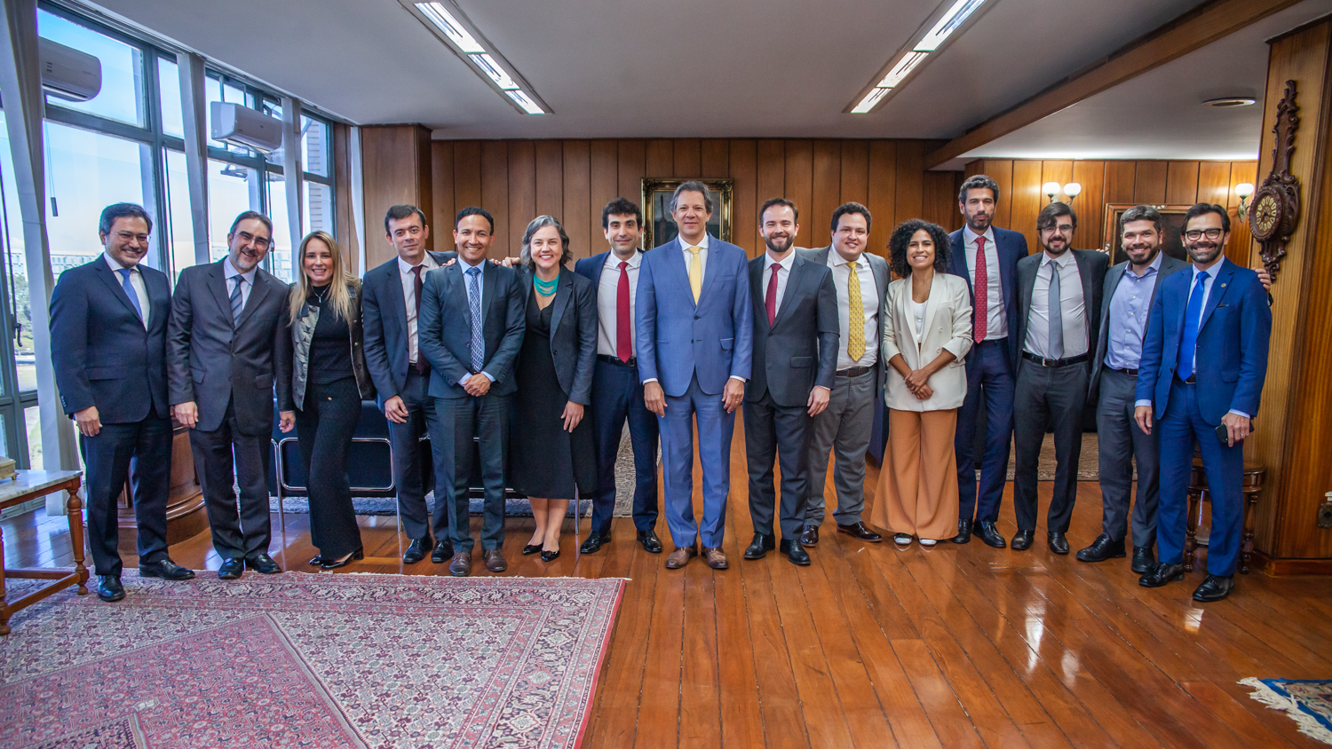 O ministro da Fazenda, Fernando Haddad (PT), reuniu a equipe para agradecer pelo trabalho prestado o secretário-executivo, Gabriel Galípolo, e dar as boas-vindas ao sucessor no cargo, Dario Durigan (Foto: Diogo Zacarias/MF)