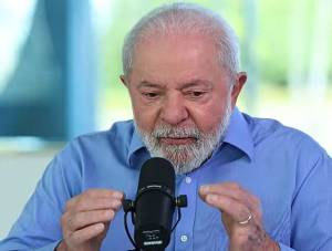 Presidente Lula é entrevistado por Marcos Uchoa no programa Conversa com o Presidente, no Palácio do Alvorada (Reprodução/TV Brasil)