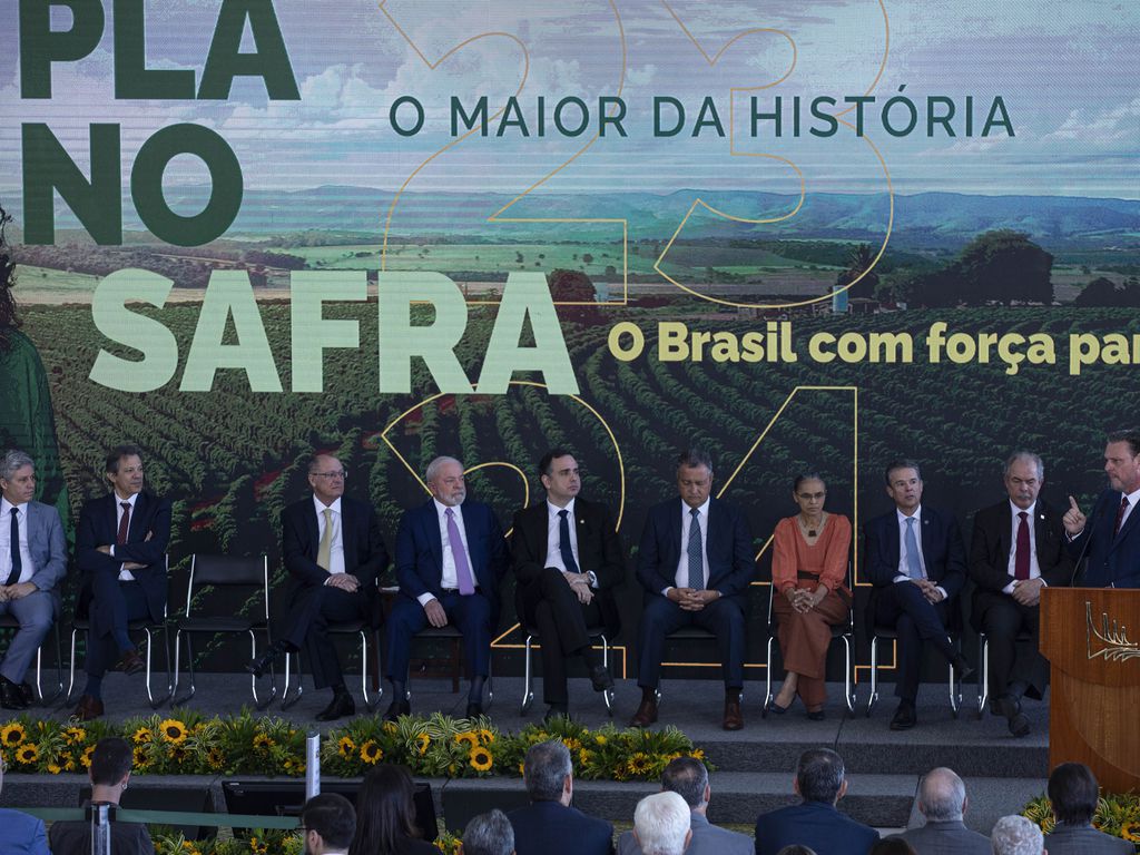 Carlos Fávaro, ministro da Agricultura, discursa durante o lançamento do Plano Safra 2023/24 (Joédson Alves/Agência Brasil)