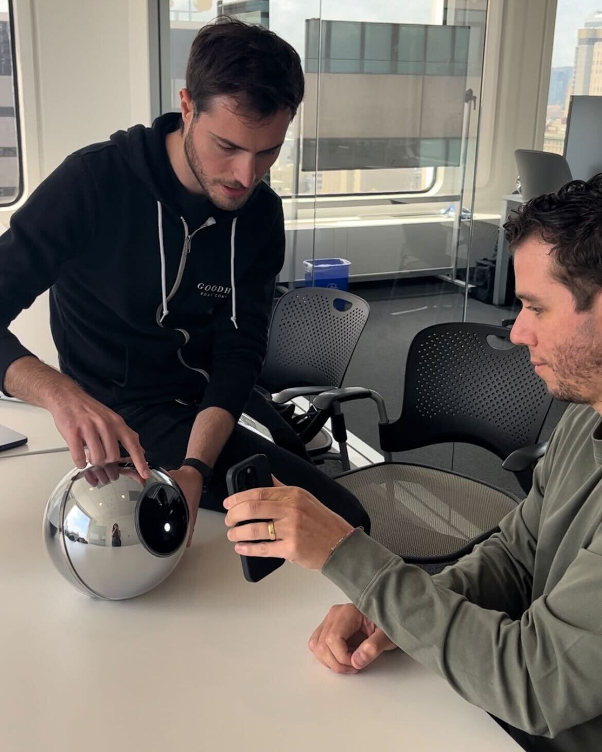 Worldcoin: cripto, identidade e renda básica universal