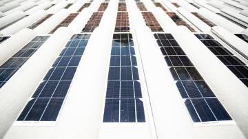 Telhas com placas fotovoltaicas da Eternit: empresa aposta em inovação para fazer turnaround