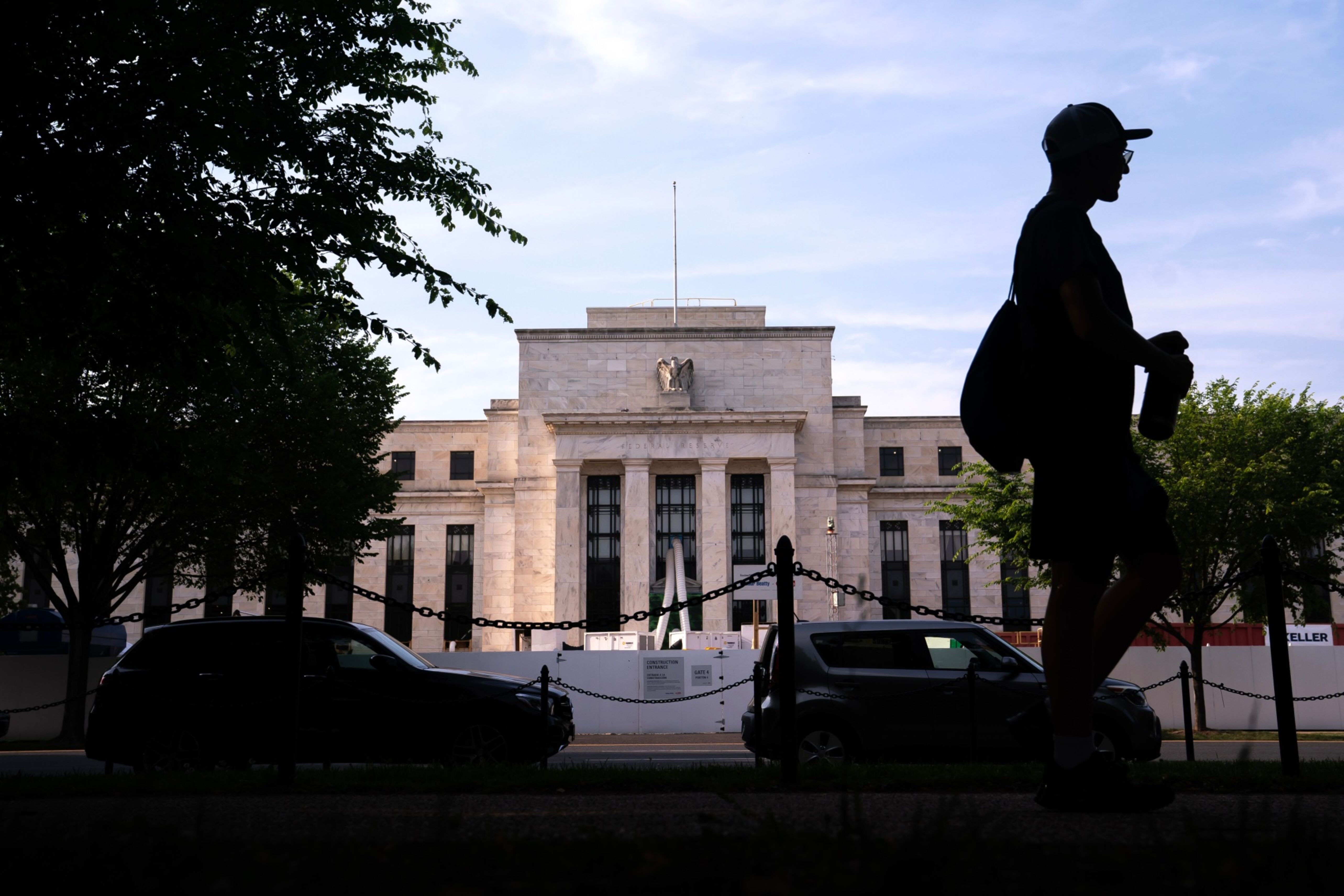 Diretora do Fed descarta cortes de juros no ‘futuro imediato’ e alerta sobre riscos à economia