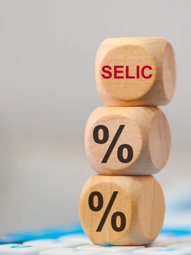 The SELIC acronym and the percentage symbol on wooden dice lying on top of a calculator.