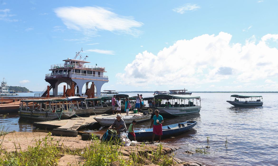 Porto do Ceasa, no Rio Negro, em Manaus (Foto: Marcelo Camargo/Agência Brasil)