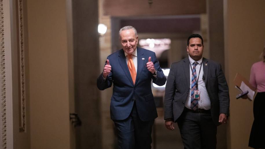Líder da maioria no Senado dos EUA, Chuck Schumer faz sinal de positivo nos corredores do Congresso no sábado, 30 de setembro (Anna Rose Layden/Bloomberg)