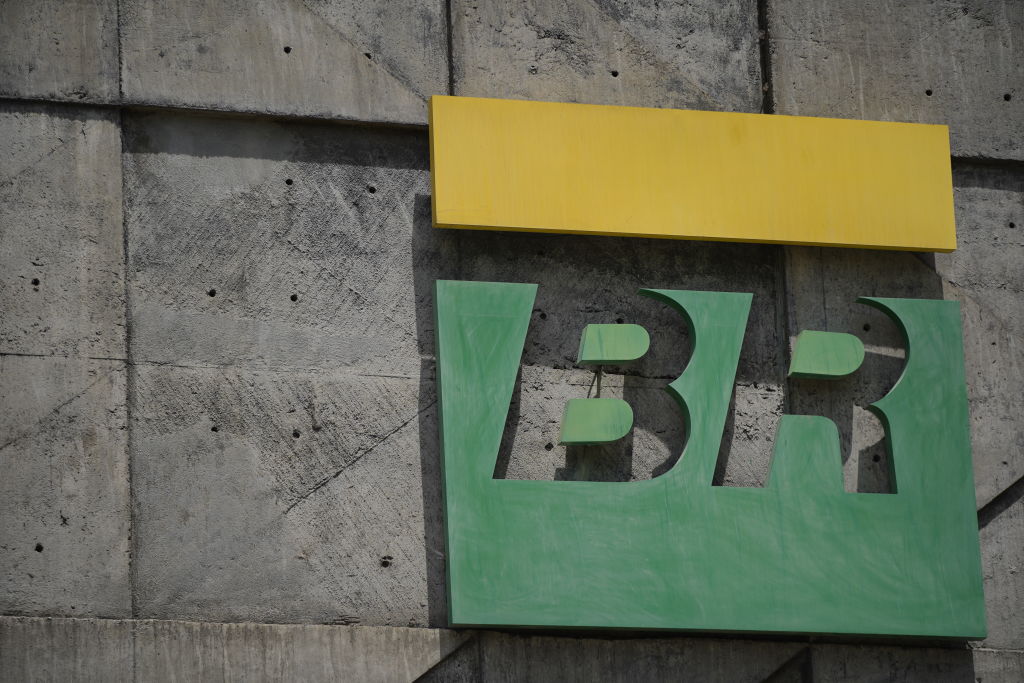 Logotipo da Petrobras no prédio da sede da empresa no centro do Rio de Janeiro (Wagner Meier/Getty Images)