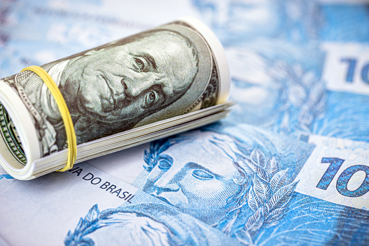 Dólar fecha em alta de 0,90%, a R$ 2,23