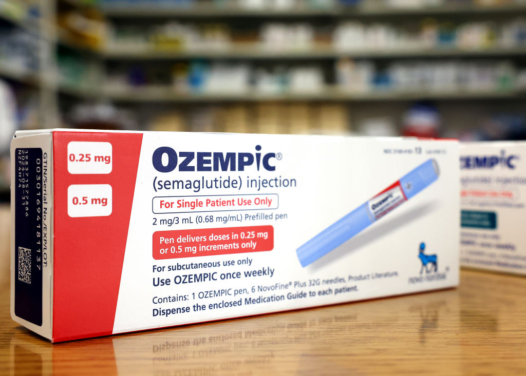 Caixas do remédio para diabetes Ozempic sobre balcão de farmácia em Los Angeles, EUA (Mario Tama/Getty Images)