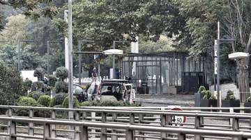 As consequências de uma tentativa de ataque a bomba ao Ministério do Interior em Ancara, Turquia. Um dos terroristas se explodiu e o outro foi morto pela polícia. Dois policiais ficaram levemente feridos no ataque. (Yavuz Ozden/Getty Images)