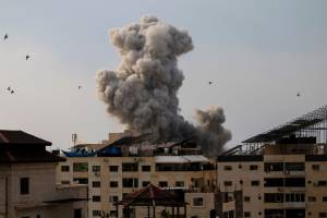 A fumaça sobe após um bombardeio israelense em 9 de outubro de 2023 na cidade de Gaza, Gaza. Quase 500 pessoas morreram em Gaza depois que Israel lançou ataques aéreos de retaliação sustentados após o ataque de sábado do Hamas. (Ahmad Hasaballah/Getty Images)