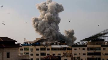 A fumaça sobe após um bombardeio israelense em 9 de outubro de 2023 na cidade de Gaza, Gaza. Quase 500 pessoas morreram em Gaza depois que Israel lançou ataques aéreos de retaliação sustentados após o ataque de sábado do Hamas. (Ahmad Hasaballah/Getty Images)