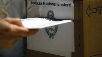 Argentinos vão às urnas nas eleições presidenciais em meio ao aumento da inflação e da crise social (Tomas Cuesta/Getty Images)