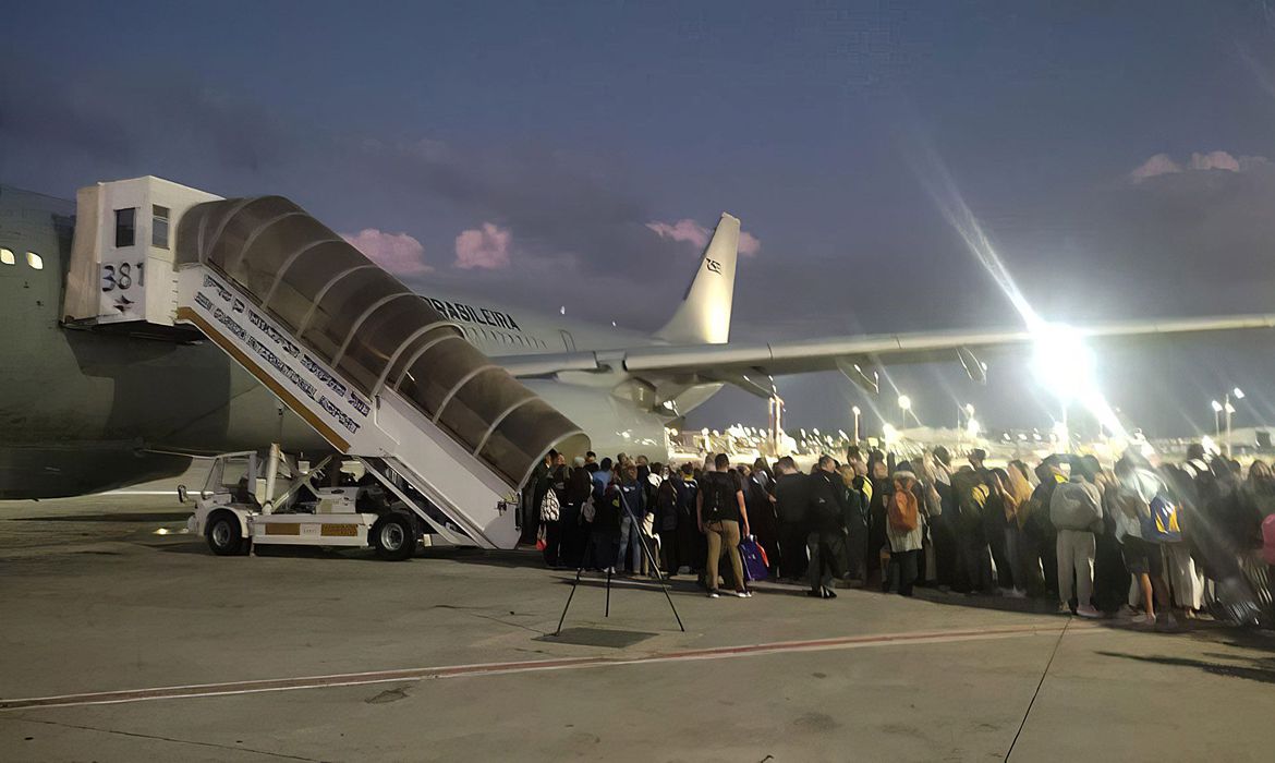 1º avião trazendo brasileiros de Israel chega a Brasília; haverá