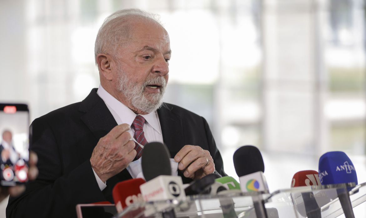 O presidente Luiz Inácio Lula da Silva conversa com jornalistas no Palácio do Itamaraty (Joédson Alves/Agência Brasil)