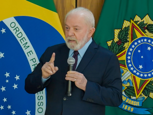 Presidente Lula fala com a imprensa durante café da manhã com jornalistas no Palácio do Planalto (Rafa Neddermeyer/Agência Brasil)