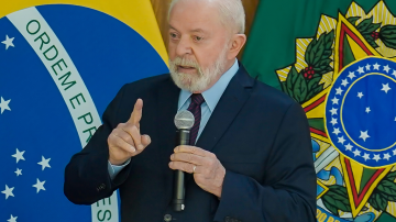 Presidente Lula fala com a imprensa durante café da manhã com jornalistas no Palácio do Planalto (Rafa Neddermeyer/Agência Brasil)