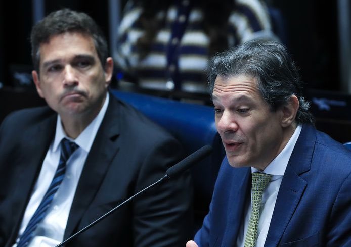 El ministro de Finanzas, Fernando Haddad, y el presidente del Banco Central, Roberto Campos Neto, durante un panel temático para discutir tasas de interés, inflación y crecimiento (Lula Márquez/Agência Brasil)