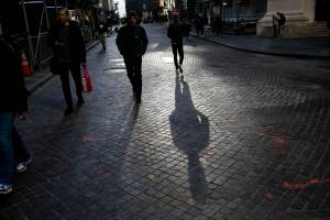 Pedestres em Wall Street perto da Bolsa de Valores de Nova York (NYSE) em Nova York, EUA, na terça-feira, 31 de outubro de 2023