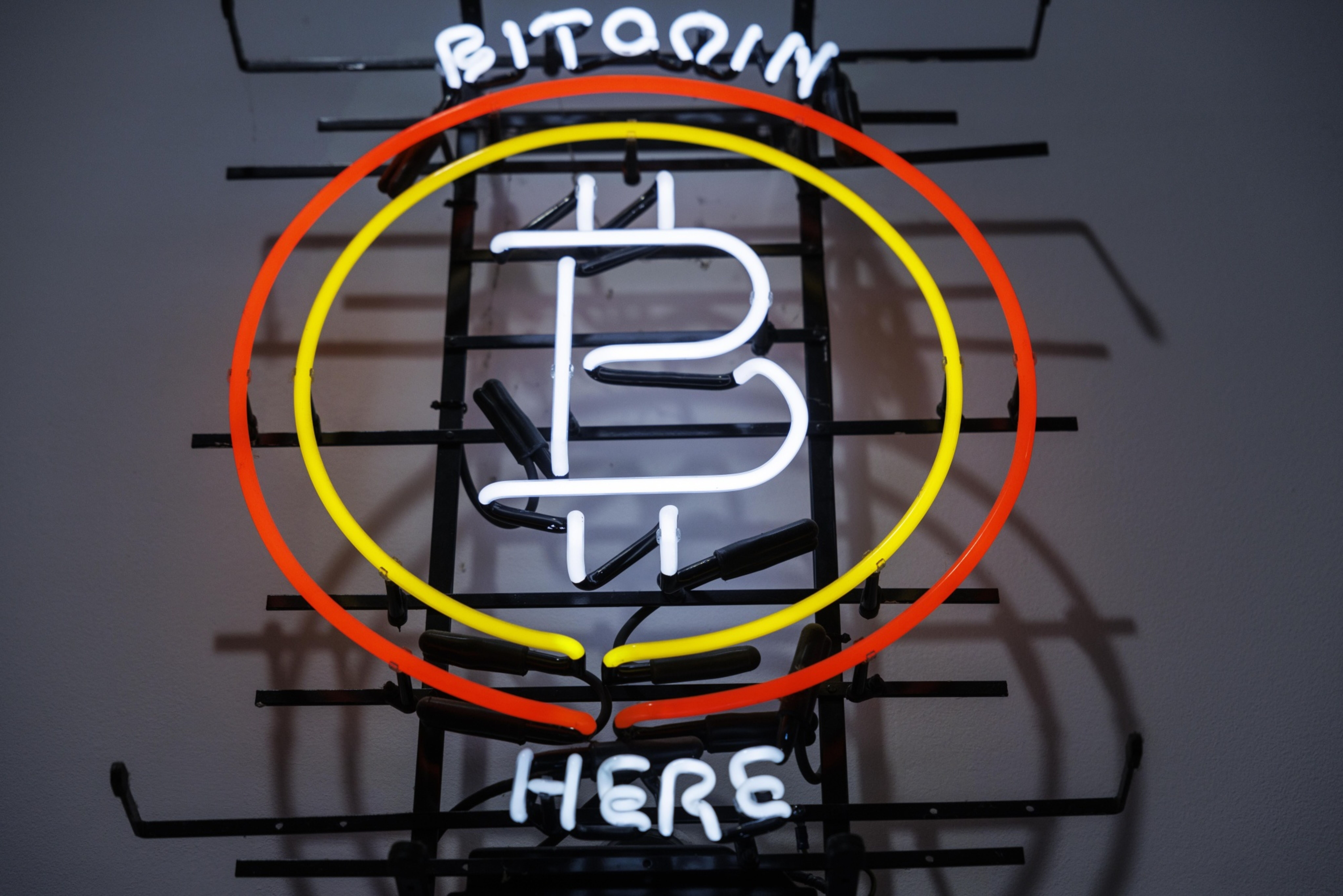 Bitcoin recua com NY, mas sustenta patamar de US$ 41 mil