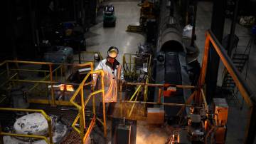 Trabalhador em fábrica nos Estados Unidos (Foto: Luke Sharrett/Bloomberg)